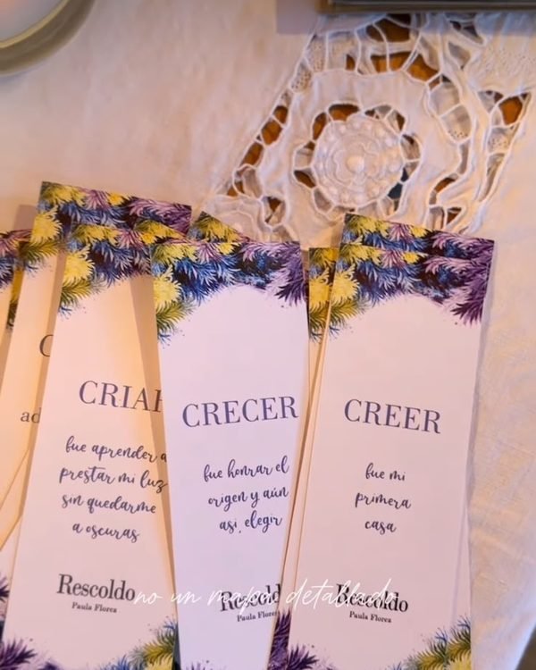 Señaladores de Rescoldo con las frases de Creer, Crear, Criar y Crecer sobre un mantel bordado