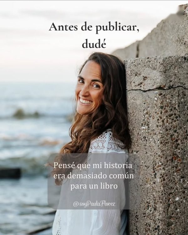 Paula apoyada en un muro frente al mar, con el texto: Antes de publicar, dudé