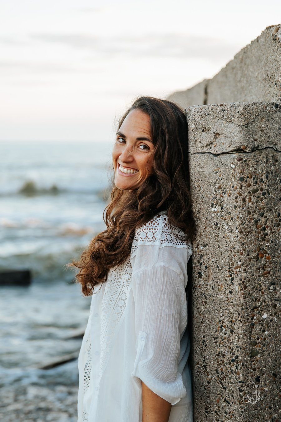 Paula Florez, autora de Rescoldo, sonriendo junto al mar en Necochea